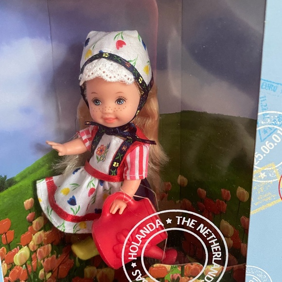 Vintage Barbie Kelly Friends of the World Gift Set Toys R Us Exclusive 2002 - Picture 4 of 8